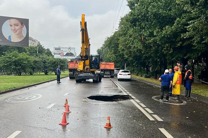 Из-за провала на улице Тургенева в Краснодаре ограничено движение