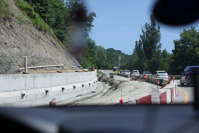 Продолжается разбор старого моста на трассе А-147 в Зубовой Щели в Сочи