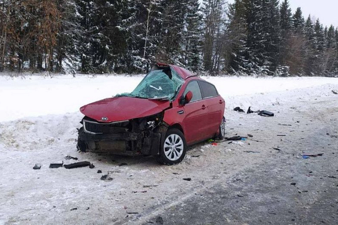 Женщина и двое детей погибли в аварии на трассе Р-242 в Прикамье