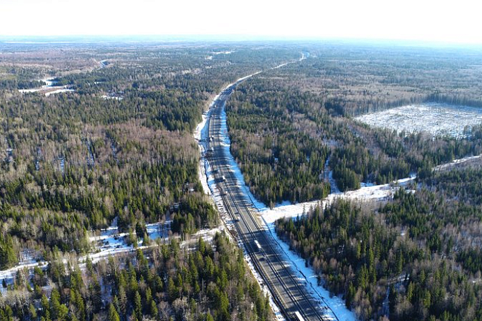 За четыре года более 80 км трассы Р-242 в Свердловской области расширили до четырех полос