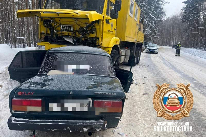В Башкирии 19-летний водитель легковушки погиб в ДТП с грузовиком