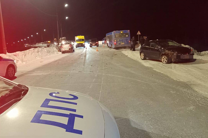 Водитель иномарки погиб в тройном ДТП в районе Норильска в Красноярском крае