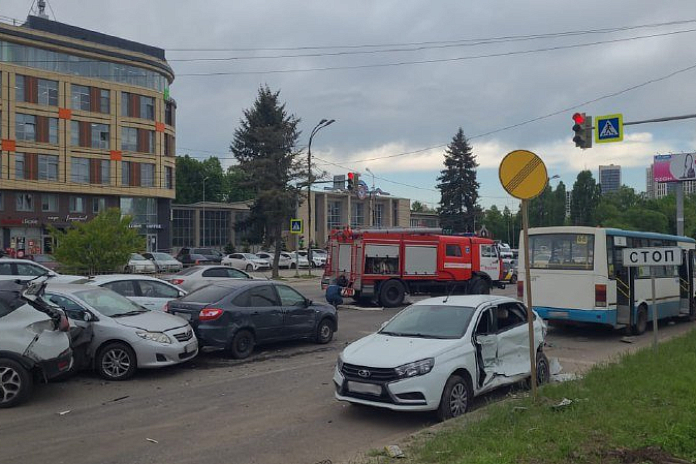 Автобус и восемь машин попали в ДТП в Воронеже