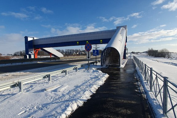 Два надземных пешеходных перехода построили на дороге А-229 под Калининградом