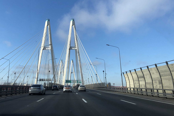 На вантовом мосту на КАД Петербурга перекрыли две полосы