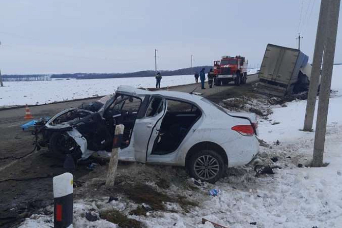 Двое погибли в ДТП с легковушкой и грузовиком в Адыгее