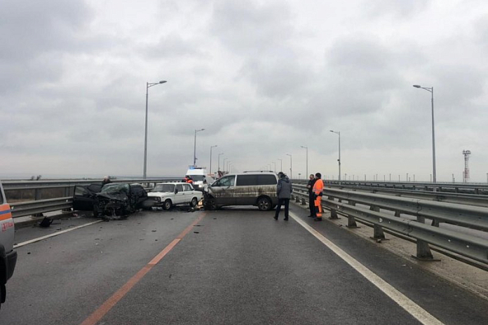Восстановлено движение по Крымскому мосту после ДТП с тремя погибшими