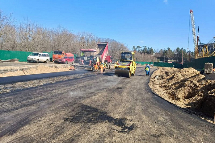 На Мякининском шоссе в Подмосковье начали укладывать асфальт