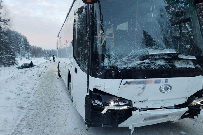 Трое из легковушки погибли в ДТП с автобусом в Прикамье