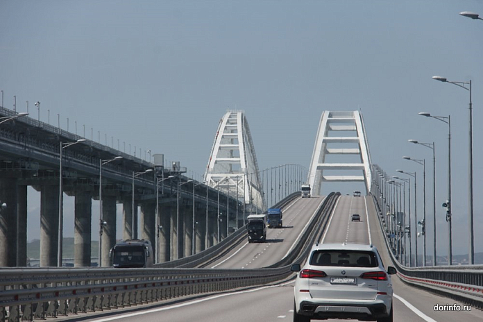В очереди перед Крымским мостом со стороны Кубани скопилось более 200 машин