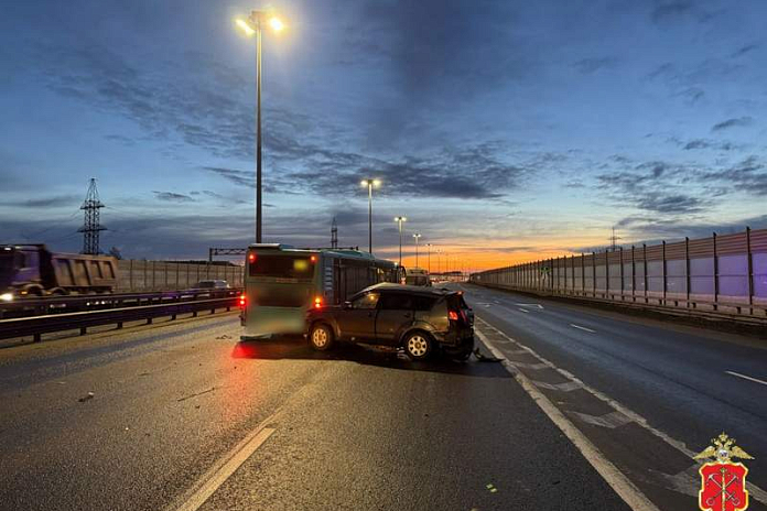 В ДТП с автобусом на севере КАД Петербурга погиб водитель кроссовера