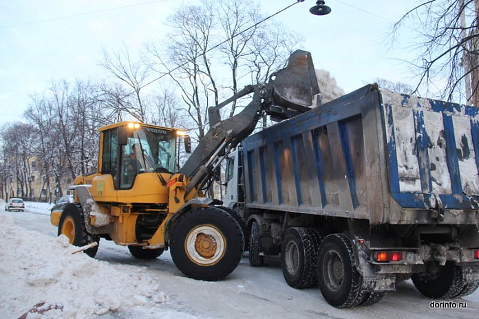 «Снежные» пункты в Петербурга начали принимать грузовики со снегом