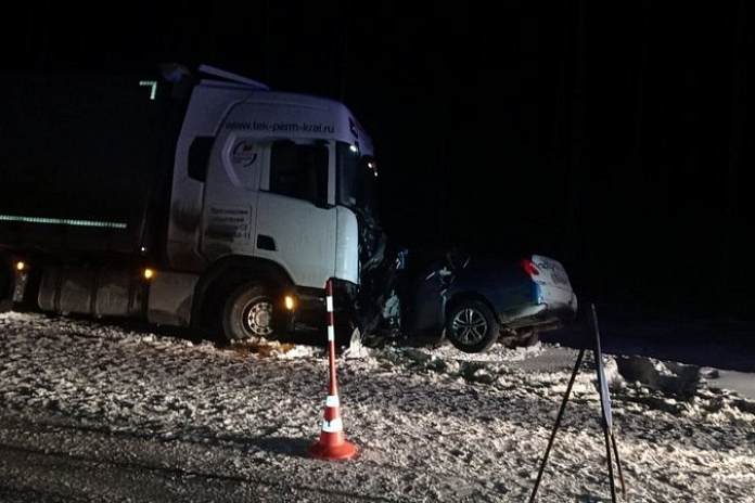 Два человека погибли в аварии на трассе Р-404 в Тюменской области