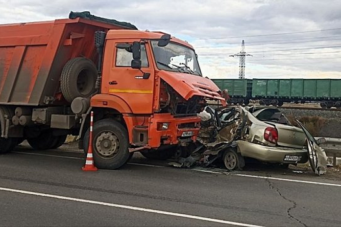 Женщина погибла в ДТП с иномаркой и грузовиком под Омском