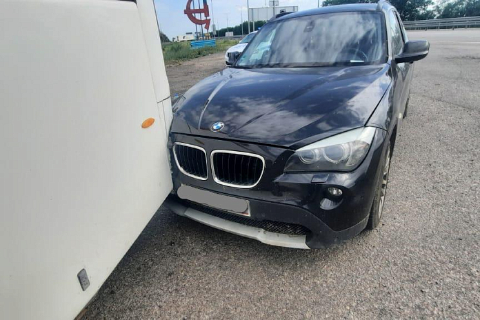 Водитель иномарки погиб в аварии на трассе М-4 Дон в Воронежской области