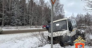 Трое пострадали в аварии с автобусом и легковушкой на трассе М-2 Крым в Подмосковье