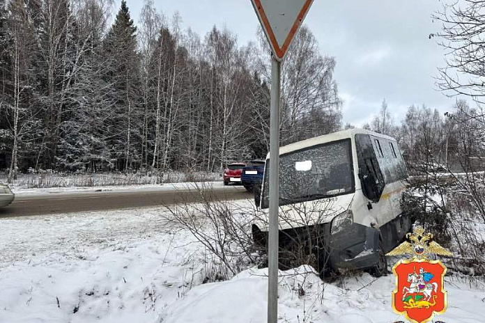 Трое пострадали в аварии с автобусом и легковушкой на трассе М-2 Крым в Подмосковье