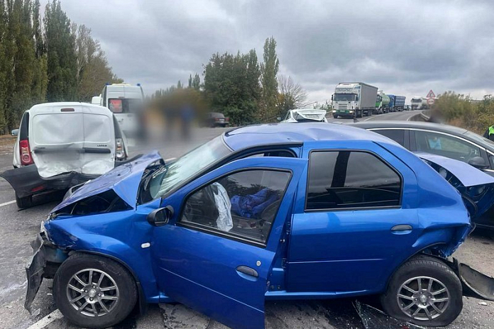 Семь машин попали в аварию на трассе в Воронежской области