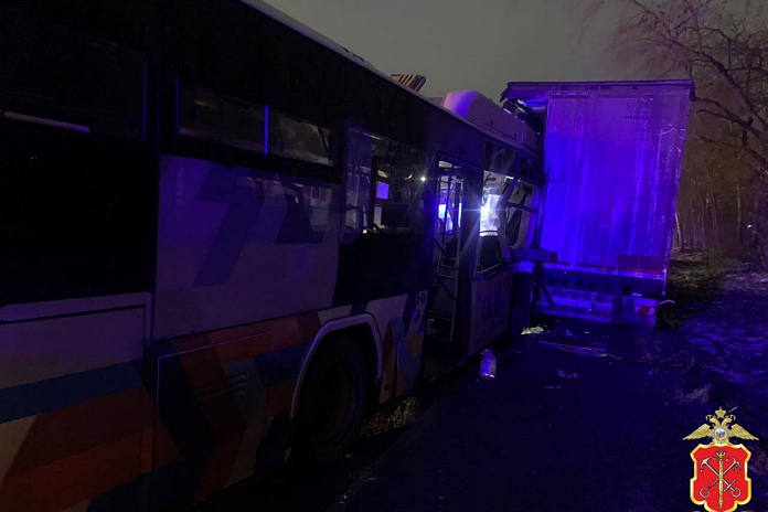 В утреннем ДТП с автобусом и грузовиком в Ленобласти пострадали 11 человек
