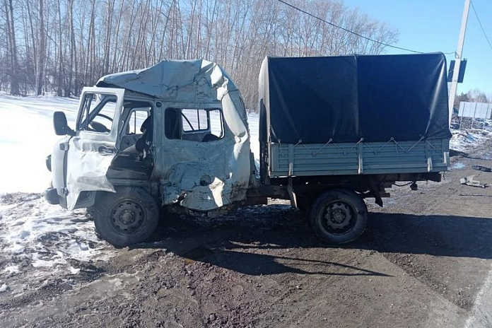 В аварии с грузовиками на Чуйском тракте в Новосибирской области погиб человек