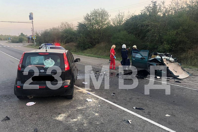 Двое погибли в утренней аварии на трассе на Кубани