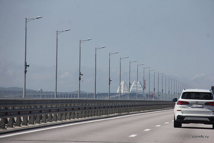 В очередях перед Крымским мостом днем 16 августа находится по 900 машин