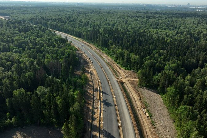 На 5 км Мытищинской скоростной хорды в Подмосковье уложили первый слой асфальта