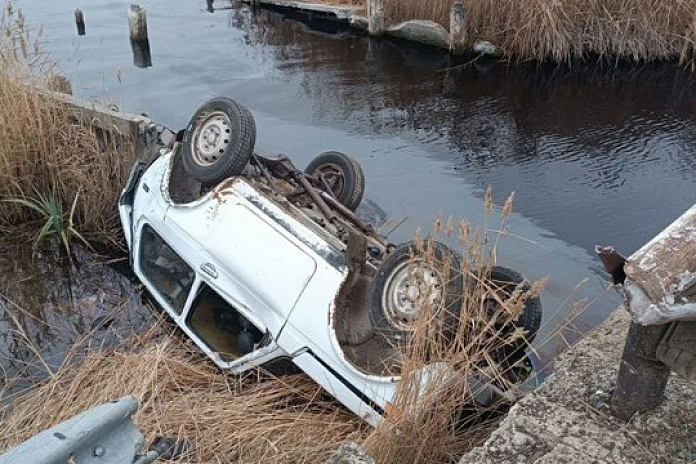 Водитель «Нивы» погиб при опрокидывании с дороги в Новосибирской области