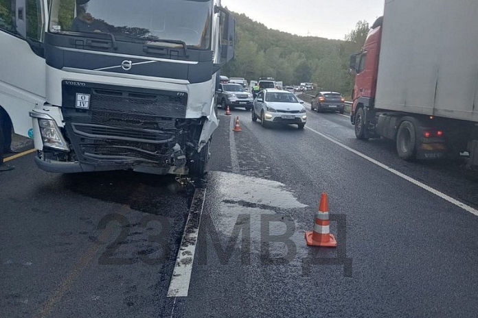 Два человека погибли в утренней аварии на трассе М-4 Дон на Кубани