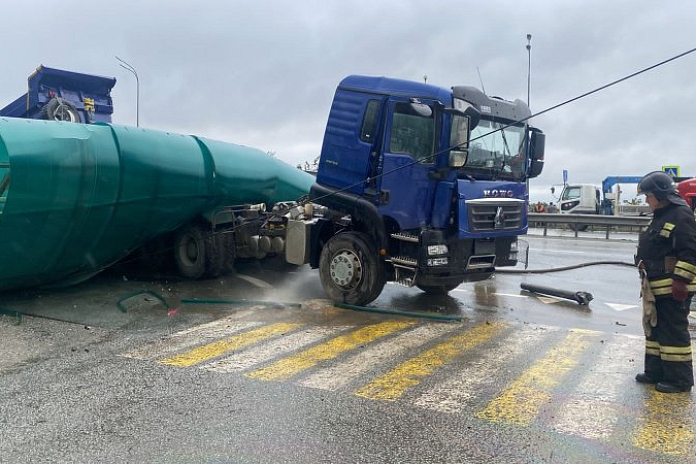Во Владивостоке самосвал снес надземный переход: движение перекрыто