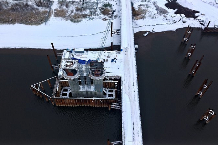 На эстакадной части моста через Каму на обходе Нижнекамска и Набережных Челнов монтируют балки