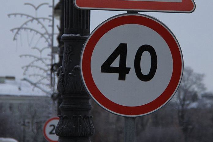 На Старом мосту в Астрахани ограничивают скорость движения