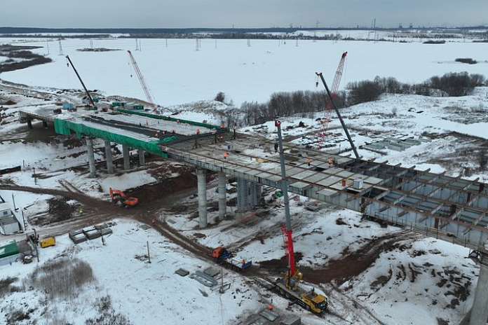 Плиту проезжей части начали устраивать на мосту через Авлашку на обходе Нижнекамска и Набережных Челнов