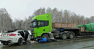 Водитель BMW-X6 погиб в аварии с грузовиками на трассе Р-254 в Новосибирской области