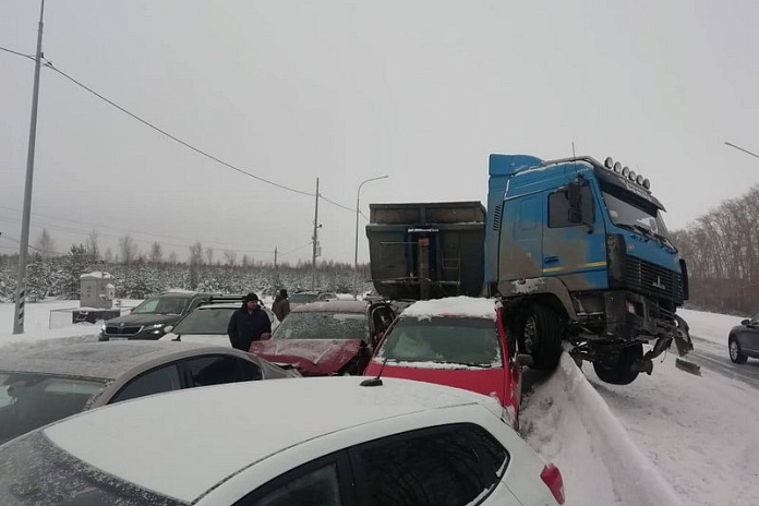В аварию на подъезде к Екатеринбургу в Челябинской области попали 13 машин