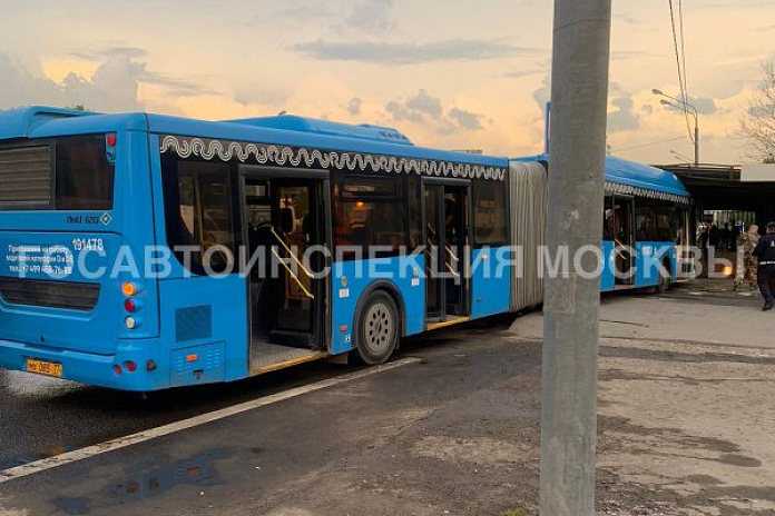 Водитель автобуса въехал в остановку на трассе М-10 Россия в Москве: пострадали 13 человек