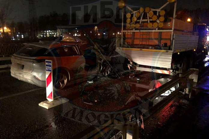 В ночной аварии на Подушкинском путепроводе в Москве погиб человек