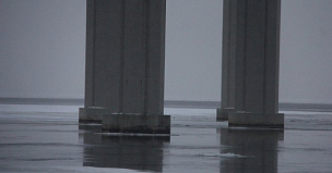 В районе строительства опор Большого Смоленского моста в Петербурге работает ледокол