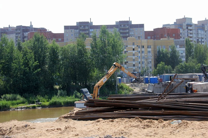 Подрядчик приступил к монтажу балок узловых пролетов Театрального моста в Кемерове