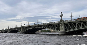 В выходные открыли движение по Троицкому мосту в Петербурге