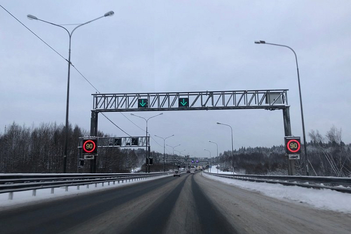 На трассе М-11 Нева между Москвой и Петербургом во время снегопада снижают скорость