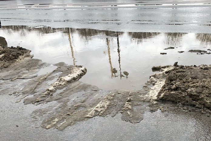Рядом с ТЦ Аэрохолл в Тольятти ограничено движение на время ликвидации подтопления